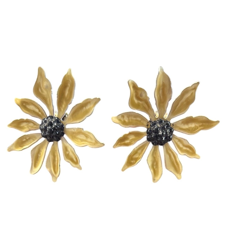 VTG Yellow Enamel Daisy Clip On Earrings – 1960s–70s Flower Power Earrings